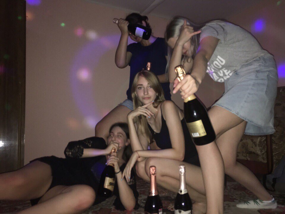 Русская студенческая секс вечеринка с молодыми пьяными девушками