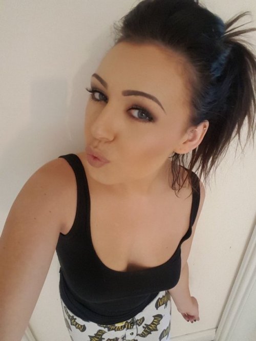 Селфи девушек из соцсетей (23 фото)