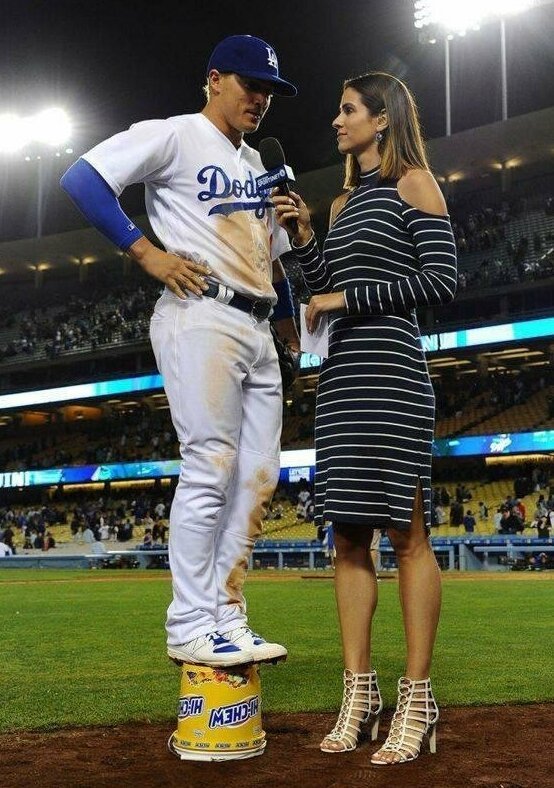 16 жизненных трудностей, с которыми сталкиваются девушки и парни маленького роста (17 фото) 16 жизненных трудностей, с которыми сталкиваются девушки и парни маленького роста (17 фото)