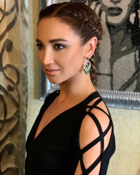 Как 5 пенсий! Бузова «взбесила» россиян кроссовками за 70 000 рублей
