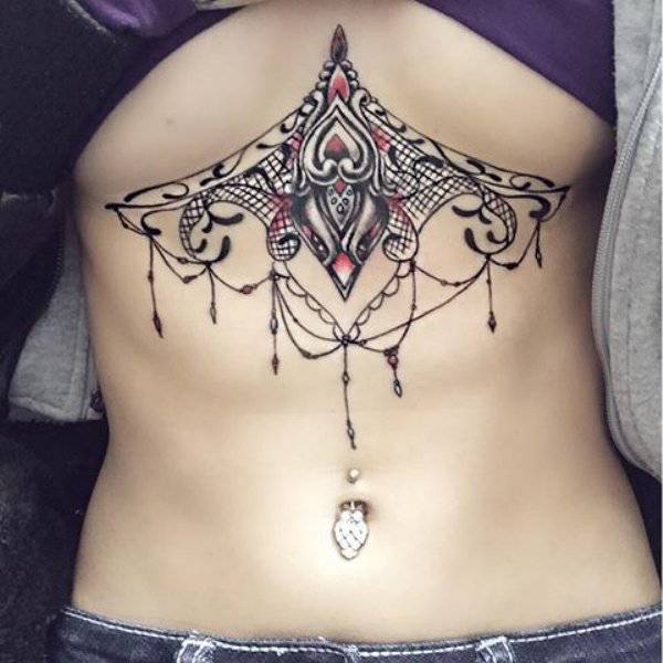 Тату под грудью: красота и креатив (28 фото)