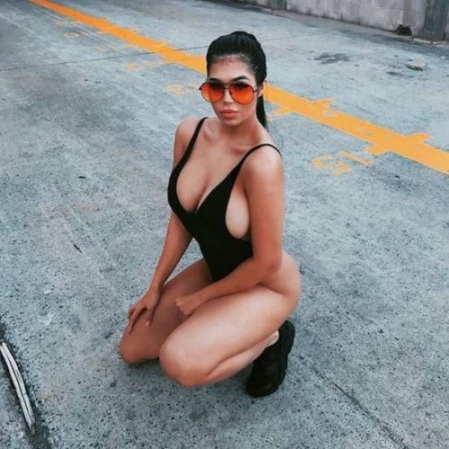 Соблазнительные девушки в купальниках (27 фото)