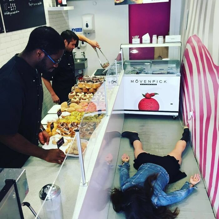 Анти-селфи: девушка притворяется мертвой в популярных местах всего мира (30 фото) Анти-селфи: девушка притворяется мертвой в популярных местах всего мира (30 фото)