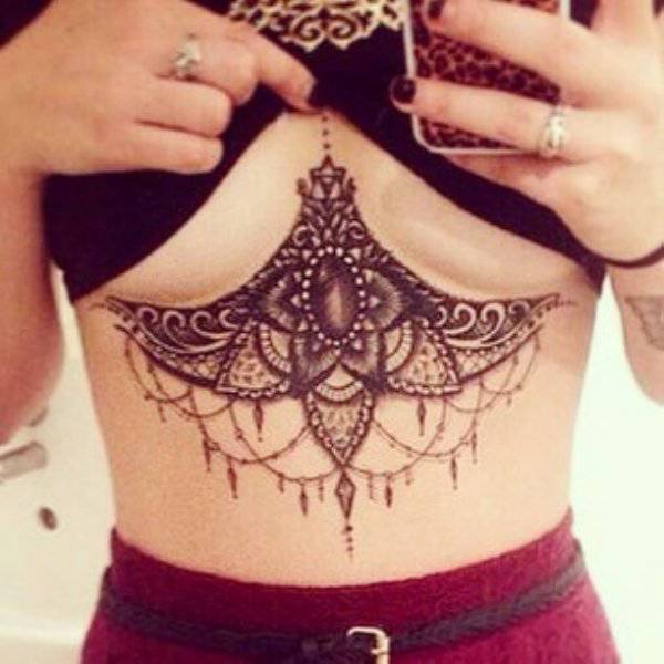 Тату под грудью: красота и креатив (28 фото)