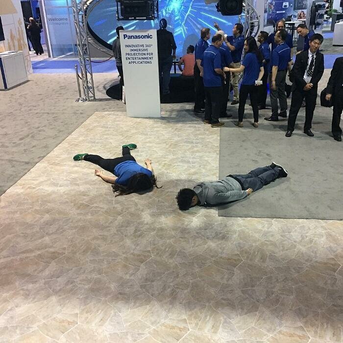 Анти-селфи: девушка притворяется мертвой в популярных местах всего мира (30 фото) Анти-селфи: девушка притворяется мертвой в популярных местах всего мира (30 фото)