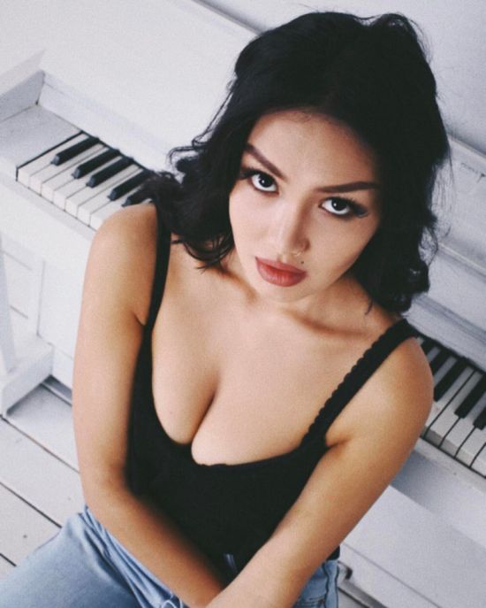 Айжан Байзакова – скандально известная модель из Казахстана (30 фото + видео)