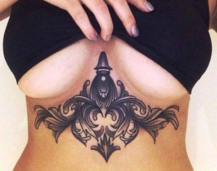 Тату под грудью: красота и креатив (28 фото)