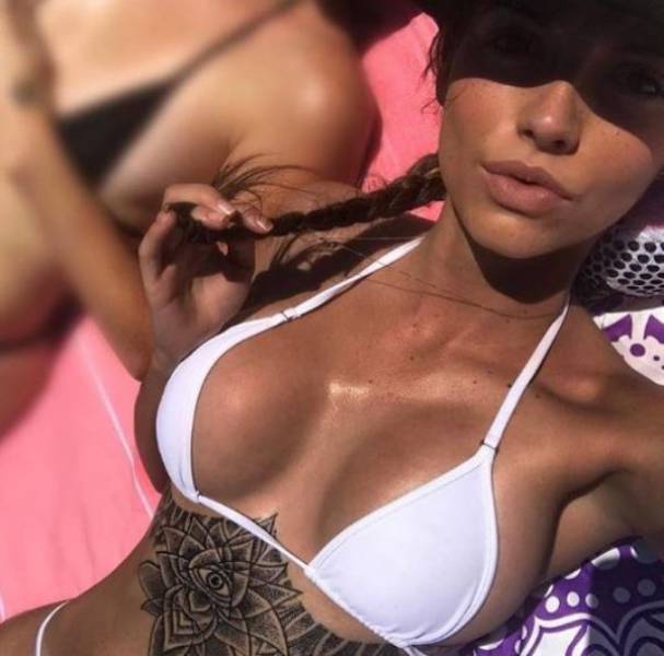 Тату под грудью: красота и креатив (28 фото)