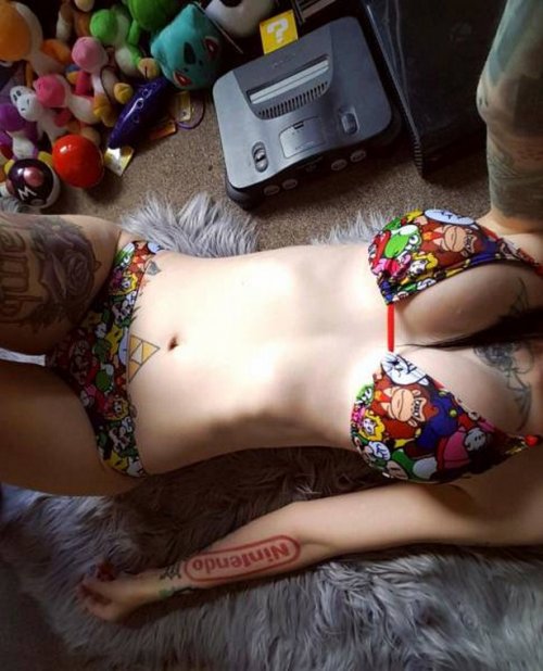 Сексуальные девушки с тату (31 фото)