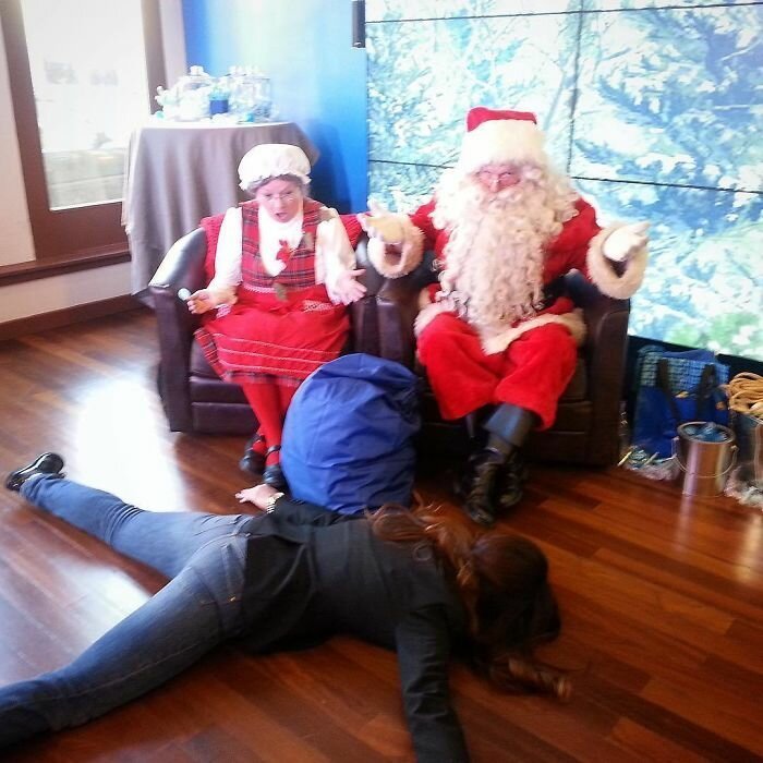 Анти-селфи: девушка притворяется мертвой в популярных местах всего мира (30 фото) Анти-селфи: девушка притворяется мертвой в популярных местах всего мира (30 фото)