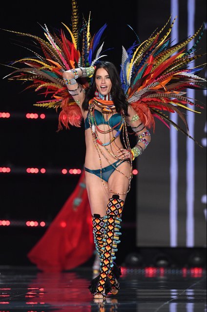Victoria’s Secret Fashion Show 2017 на модном показе в Шанхае (35 фото) Victoria’s Secret Fashion Show 2017 на модном показе в Шанхае (35 фото)