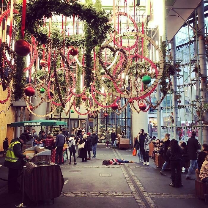 Анти-селфи: девушка притворяется мертвой в популярных местах всего мира (30 фото) Анти-селфи: девушка притворяется мертвой в популярных местах всего мира (30 фото)