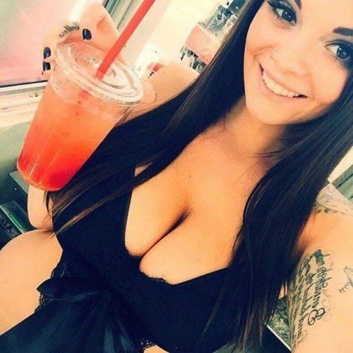 Горячие девушки с аппетитными формами (30 фото)