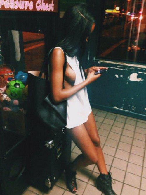 Фотографии красоток в стиле sideboob (26 фото)