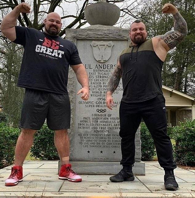 Два гиганта в экономклассе насмешили интернет (5 фото) Два гиганта в экономклассе насмешили интернет (5 фото)