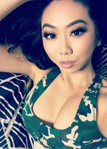 Девушки в спортивных бюстгальтерах (27 фото)