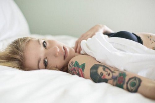 Сексуальные девушки с тату (31 фото)