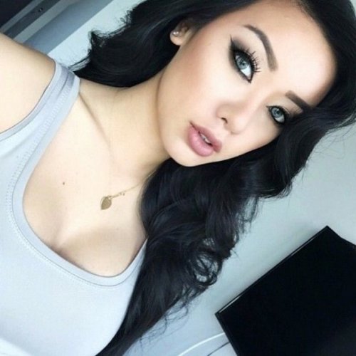 Селфи девушек из соцсетей (23 фото)