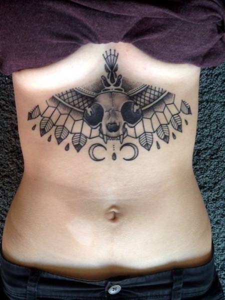 Тату под грудью: красота и креатив (28 фото)