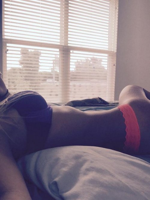 Фото девушек в постели (24 фото)