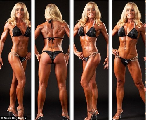 Карен Кобб, 52-летняя участница конкурсов бикини (9 фото)