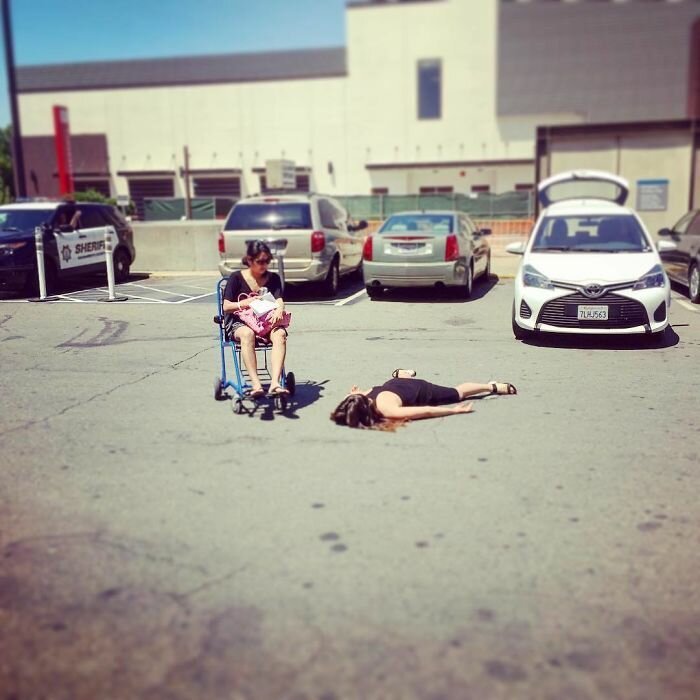 Анти-селфи: девушка притворяется мертвой в популярных местах всего мира (30 фото) Анти-селфи: девушка притворяется мертвой в популярных местах всего мира (30 фото)