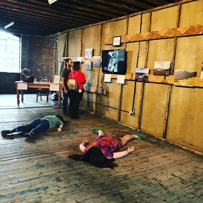 Анти-селфи: девушка притворяется мертвой в популярных местах всего мира (30 фото) Анти-селфи: девушка притворяется мертвой в популярных местах всего мира (30 фото)