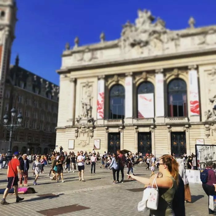 Анти-селфи: девушка притворяется мертвой в популярных местах всего мира (30 фото) Анти-селфи: девушка притворяется мертвой в популярных местах всего мира (30 фото)