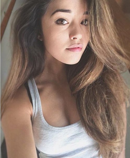 Селфи девушек из соцсетей (23 фото)