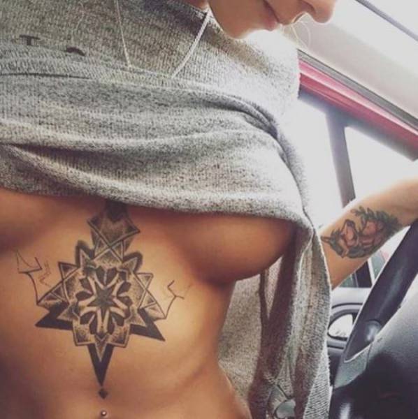 Тату под грудью: красота и креатив (28 фото)