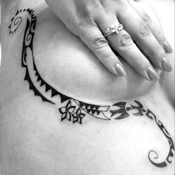 Тату под грудью: красота и креатив (28 фото)