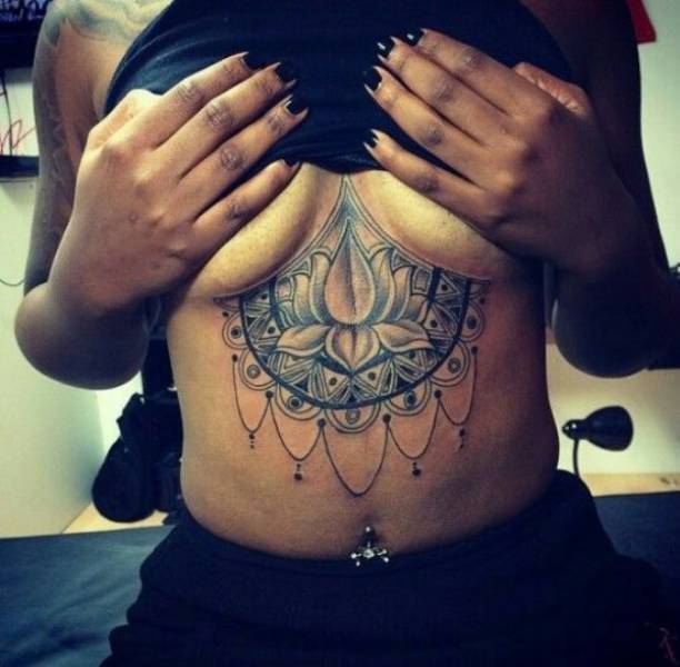 Тату под грудью: красота и креатив (28 фото)