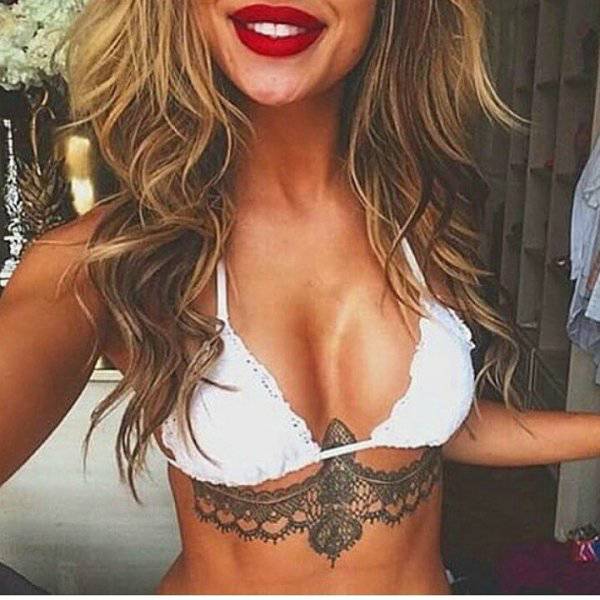 Тату под грудью: красота и креатив (28 фото)