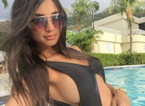 Соблазнительные девушки в купальниках (27 фото)