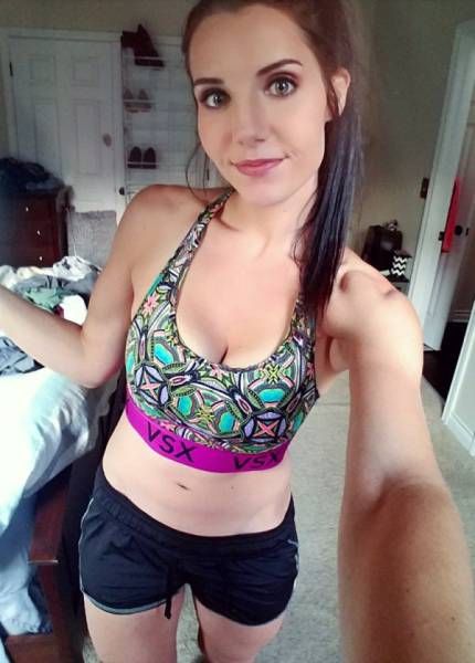 Девушки в спортивных бюстгальтерах (27 фото)