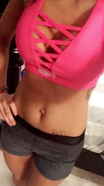 Девушки в спортивных бюстгальтерах (27 фото)