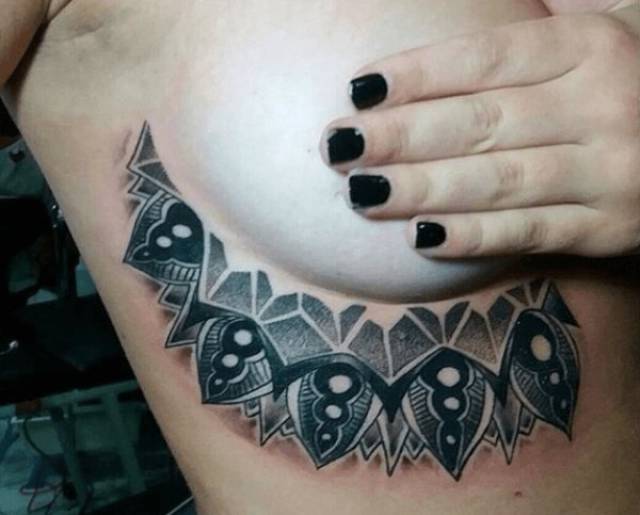 Тату под грудью: красота и креатив (28 фото)