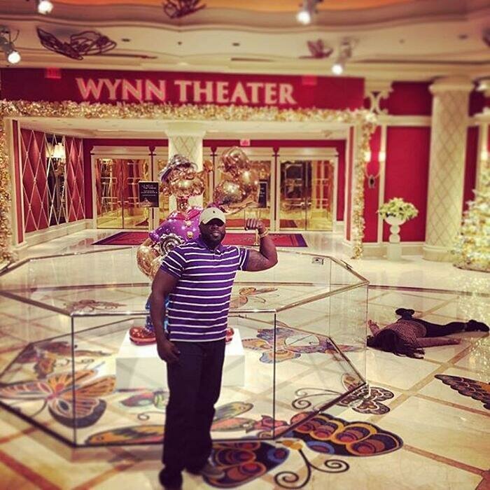 Анти-селфи: девушка притворяется мертвой в популярных местах всего мира (30 фото) Анти-селфи: девушка притворяется мертвой в популярных местах всего мира (30 фото)