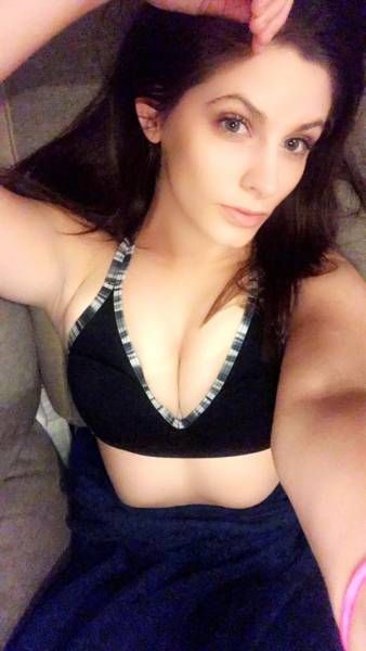 Девушки в спортивных бюстгальтерах (27 фото)