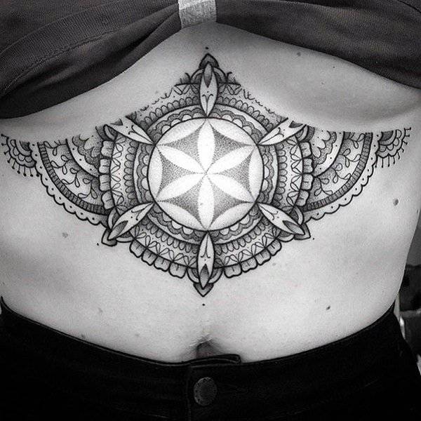 Тату под грудью: красота и креатив (28 фото)