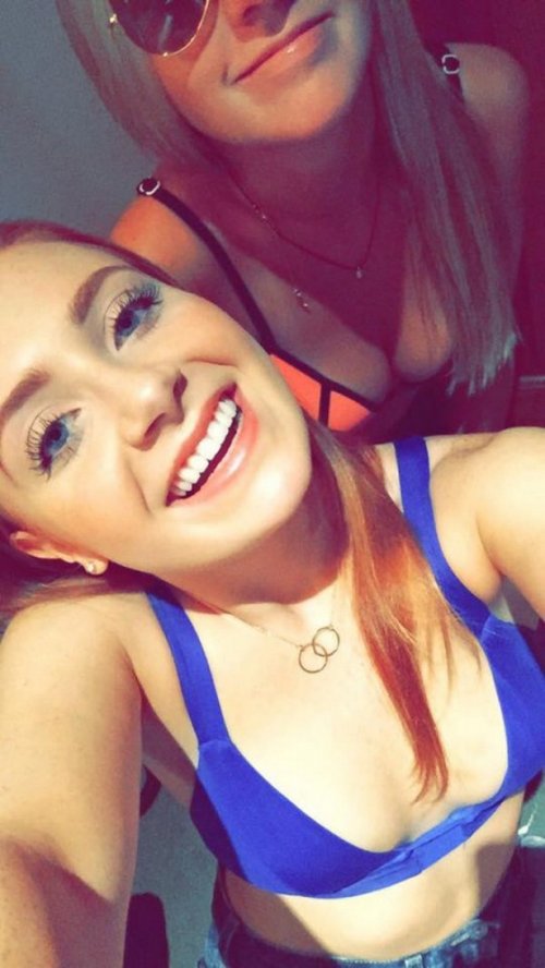 Селфи девушек из соцсетей (23 фото)