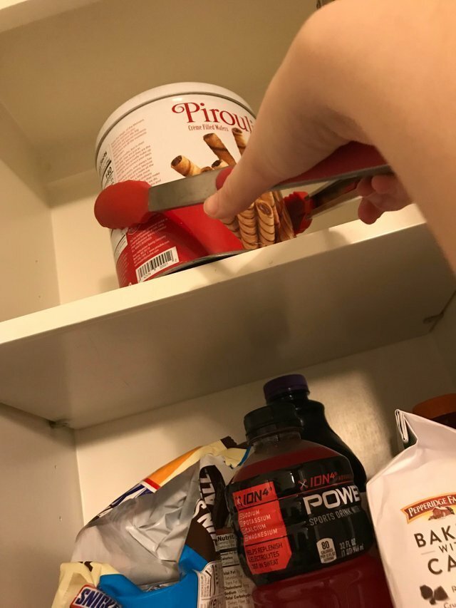 16 жизненных трудностей, с которыми сталкиваются девушки и парни маленького роста (17 фото) 16 жизненных трудностей, с которыми сталкиваются девушки и парни маленького роста (17 фото)