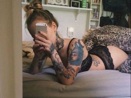 Красивые девушки с модными татуировками (25 фото)