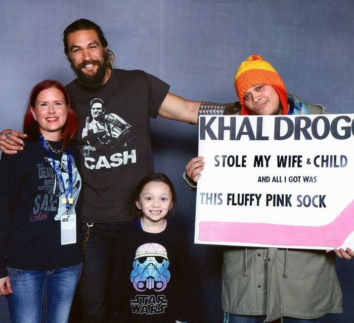 Прикольные фотосессии Джейсона Момоа с девушками и их парнями (19 фото) Прикольные фотосессии Джейсона Момоа с девушками и их парнями (19 фото)