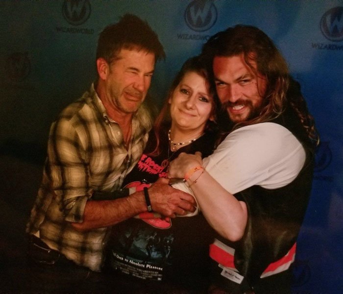 Прикольные фотосессии Джейсона Момоа с девушками и их парнями (19 фото) Прикольные фотосессии Джейсона Момоа с девушками и их парнями (19 фото)