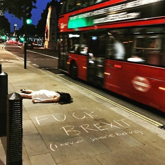 Анти-селфи: девушка притворяется мертвой в популярных местах всего мира (30 фото) Анти-селфи: девушка притворяется мертвой в популярных местах всего мира (30 фото)