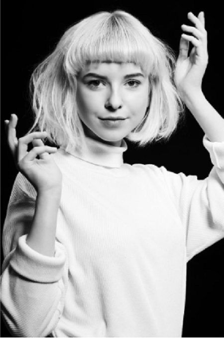 Модель из Польши ради Instagram разбила скульптуры времен Второй мировой войны (4 фото)