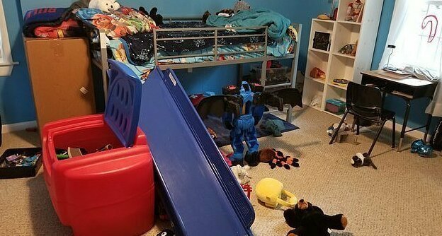 Неизвестный проник в дом американца и навел порядок (6 фото + 1 тянучка)