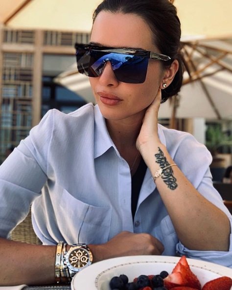 «В школу с соской?»: Фанаты осудили Бородину за «отсталость» младшей дочери
