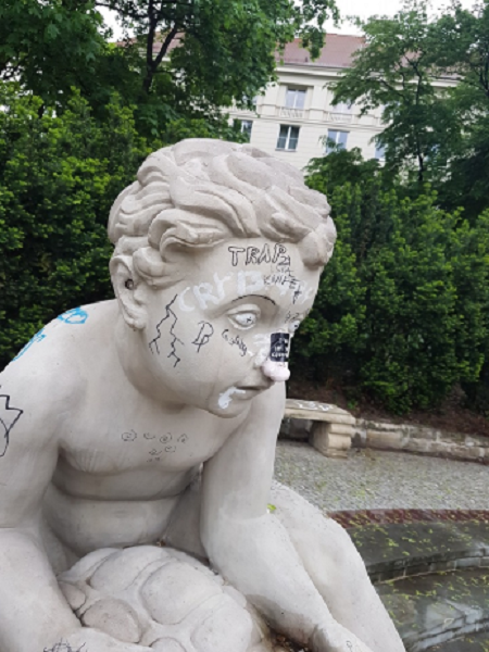 Модель из Польши ради Instagram разбила скульптуры времен Второй мировой войны (4 фото)